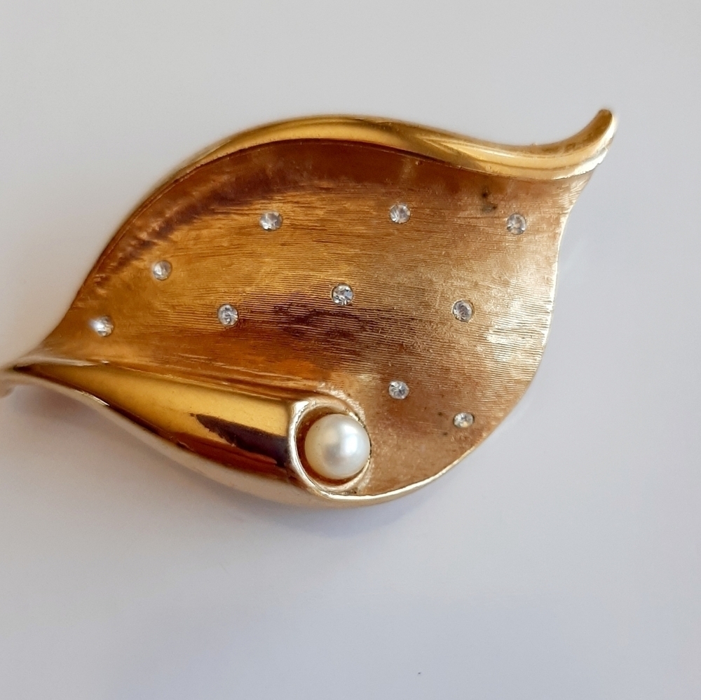 GOLDTONE CRYSTAL AND PEARL BROOCH PIN - Picture 2 of 7